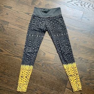Onzie Jewels black yellow Geometric leggings XS
